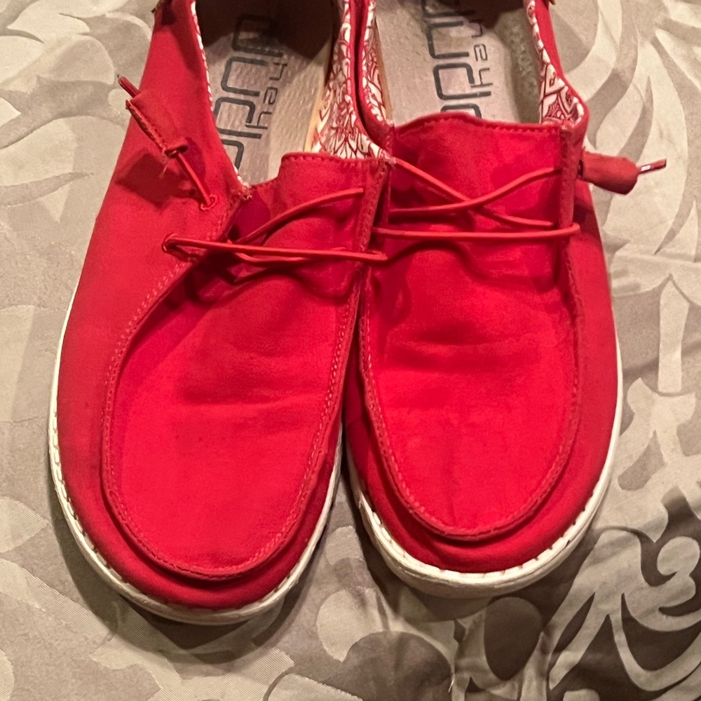 Red hey dude Wendy canvas